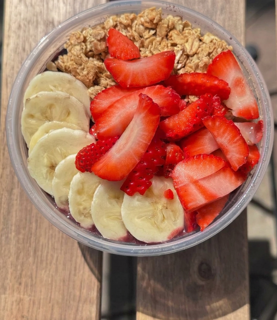 Açaí bowl with granola